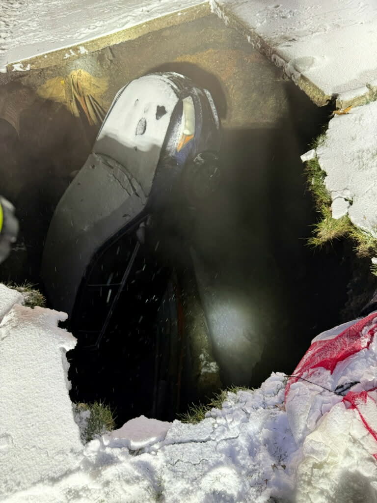 Sinkhole opens up in Blakely, swallows car – Scranton Times-Tribune