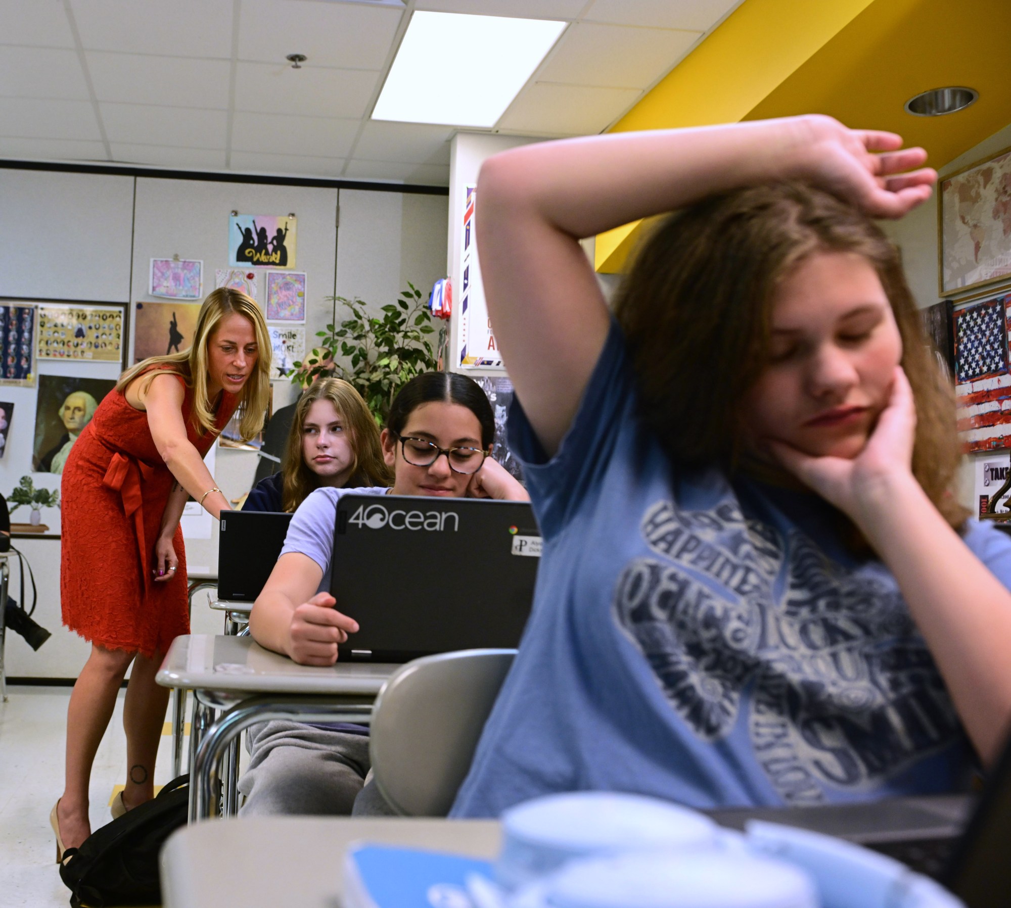 History teacher Amy Miller instructs eighth grade students on how to use Gemini to craft thesis statements for a research project Wednesday, Sept. 24, 2025, at Orefield Middle School in South Whitehall Township, Parkland School District is piloting the use of the artificial intelligence program to meet student needs. (Monica Cabrera/The Morning Call)