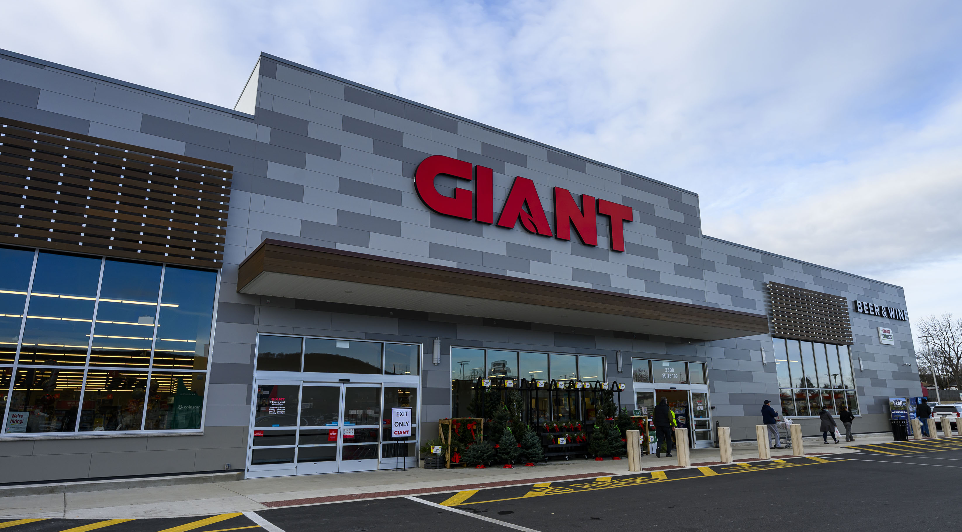 Exterior of the newly opened Giant food store Tuesday, Dec....