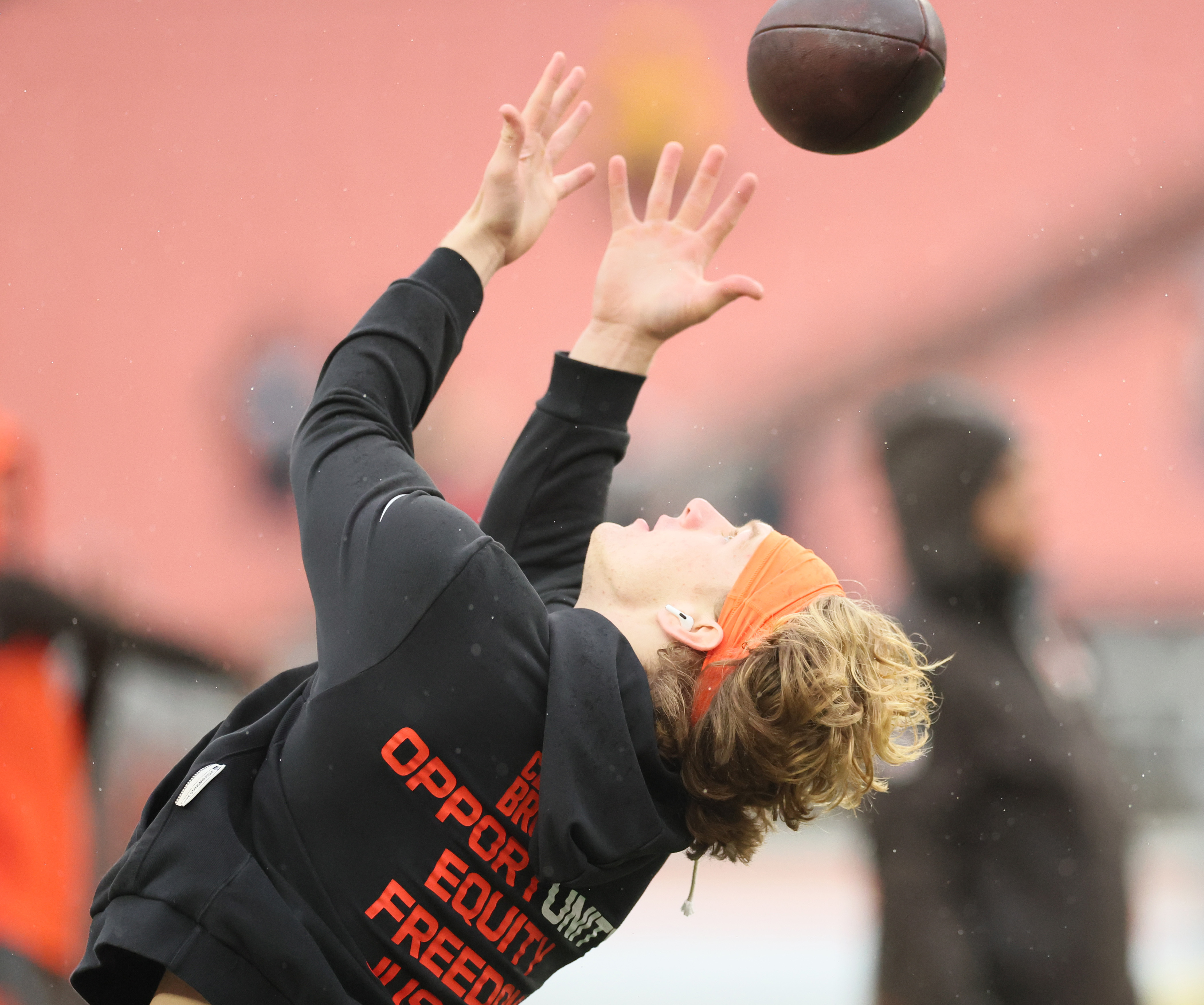 Cleveland Browns linebacker Carson Schwesinger catches a pass during warm ups before their game against the Pittsburgh Steelers.