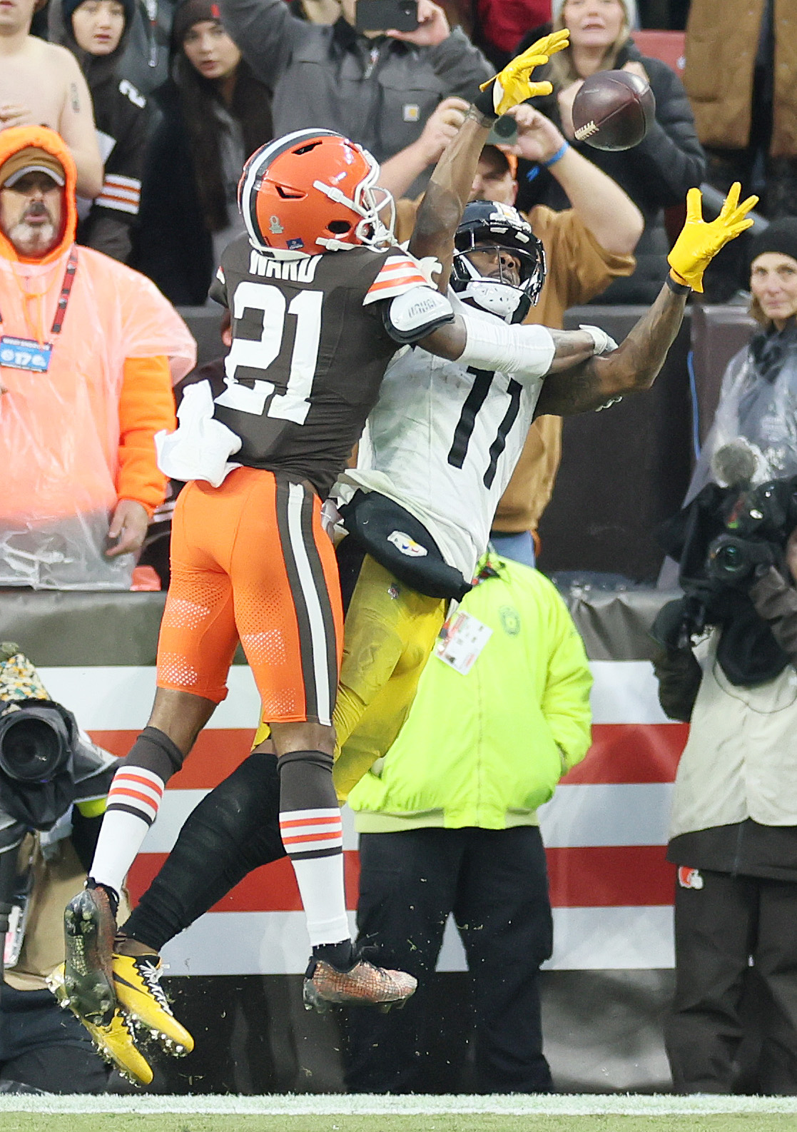 Cleveland Browns cornerback Denzel Ward knocks away a touchdown pass attempt to Pittsburgh Steelers wide receiver Marquez Valdes-Scantling on the Steelers last offensive play of the game. 
