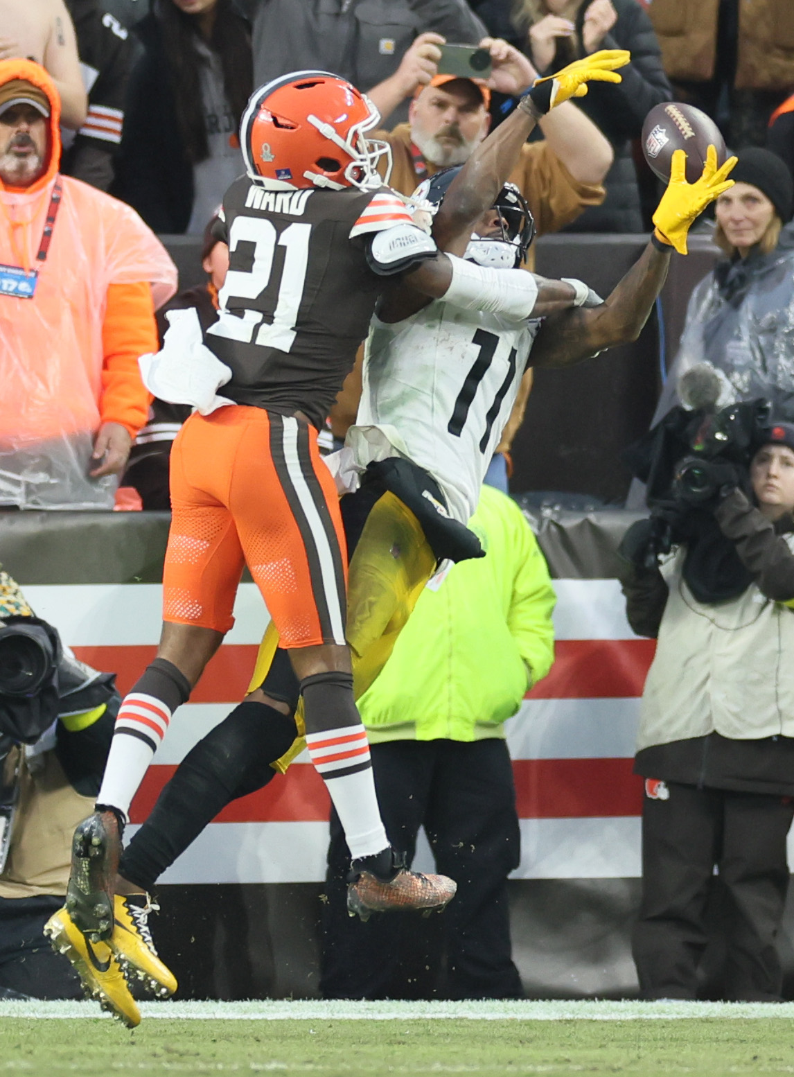 Cleveland Browns cornerback Denzel Ward knocks away a touchdown pass attempt to Pittsburgh Steelers wide receiver Marquez Valdes-Scantling on the Steelers last offensive play of the game. 