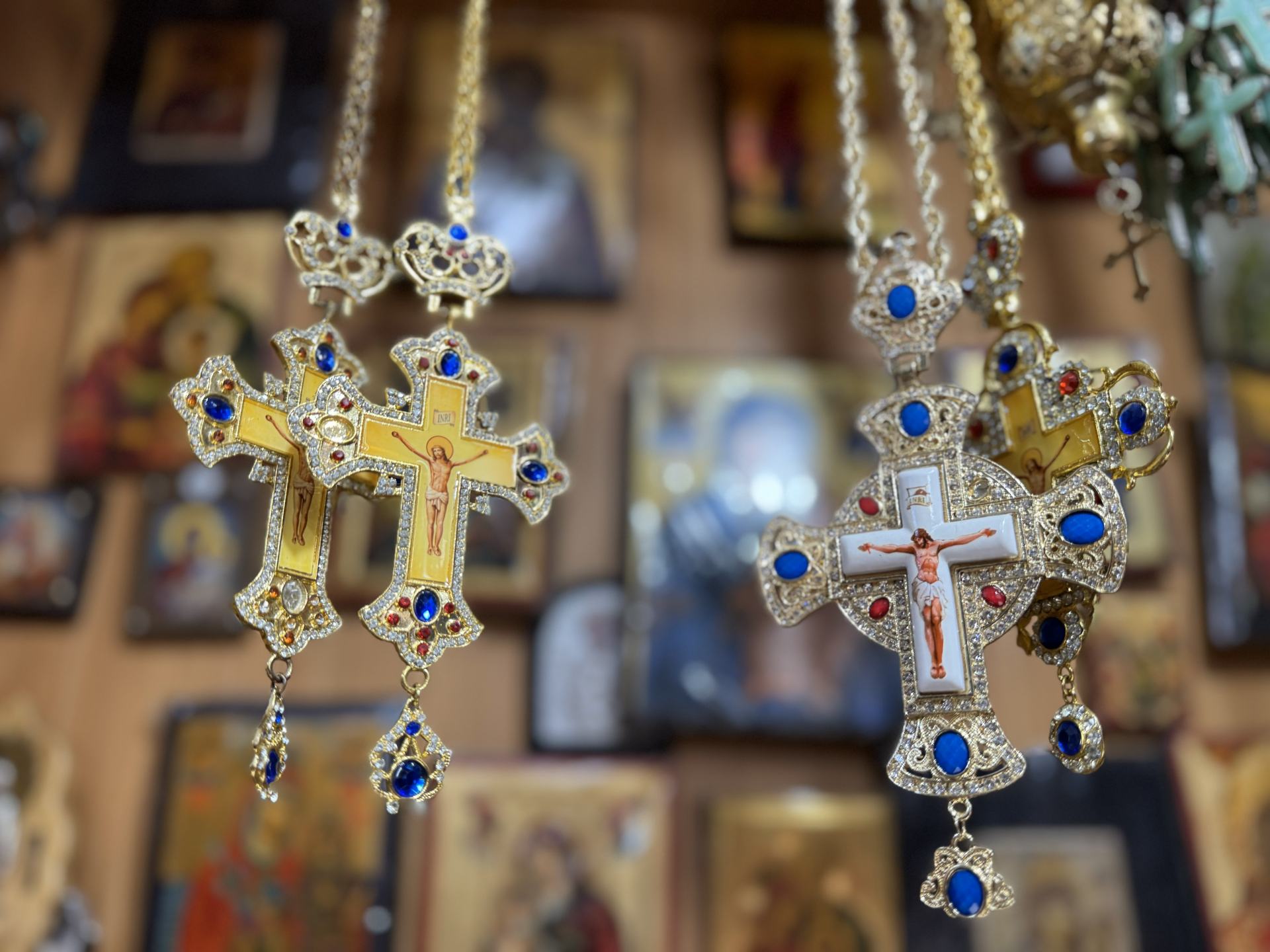 Crucifixes and other religious paraphernalia on sale on Bethlehem (MEE) 