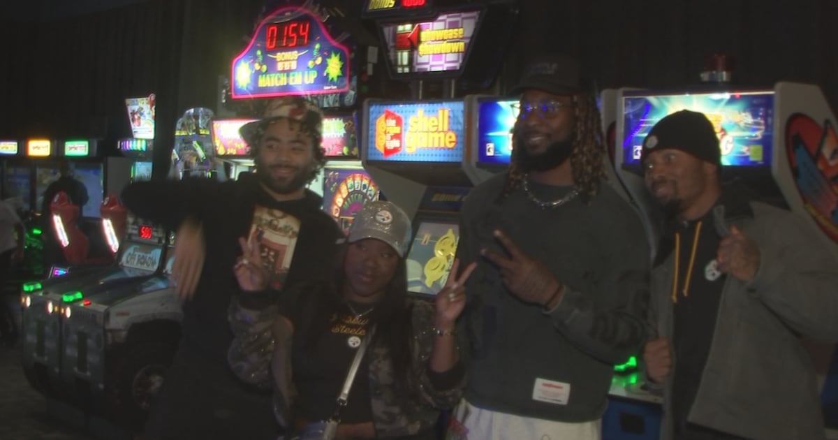 Kids from local youth organization play arcade games with Pittsburgh Steelers players – WPXI