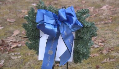 Wreaths laid across Allegheny County cemeteries to honor fallen police officers – WPXI