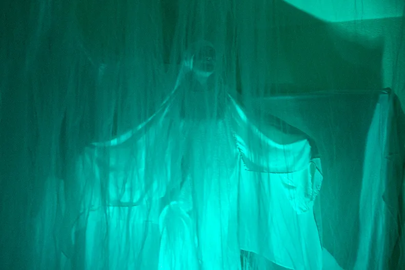 At the fire of nomads, an angel appears and speaks of the new king. 