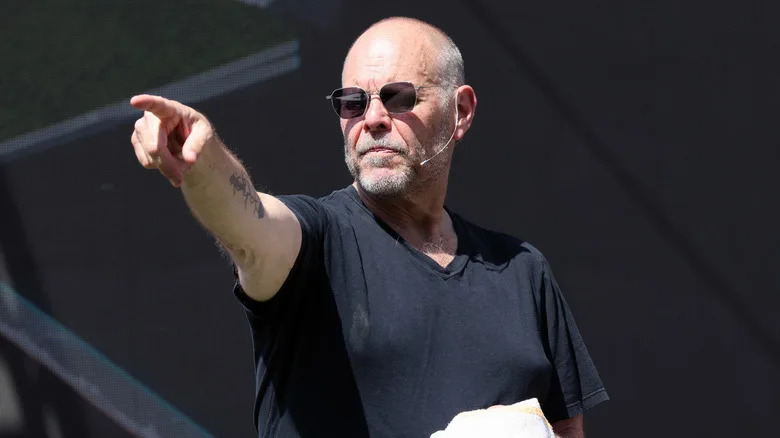Alton Brown pointing dramatically on stage