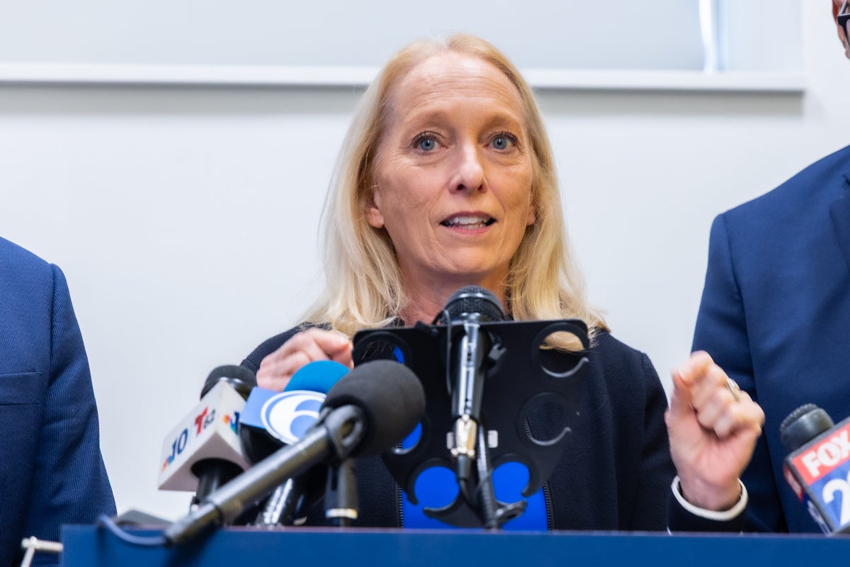 Scanlon decries ICE detainees’ conditions at Philly detention center