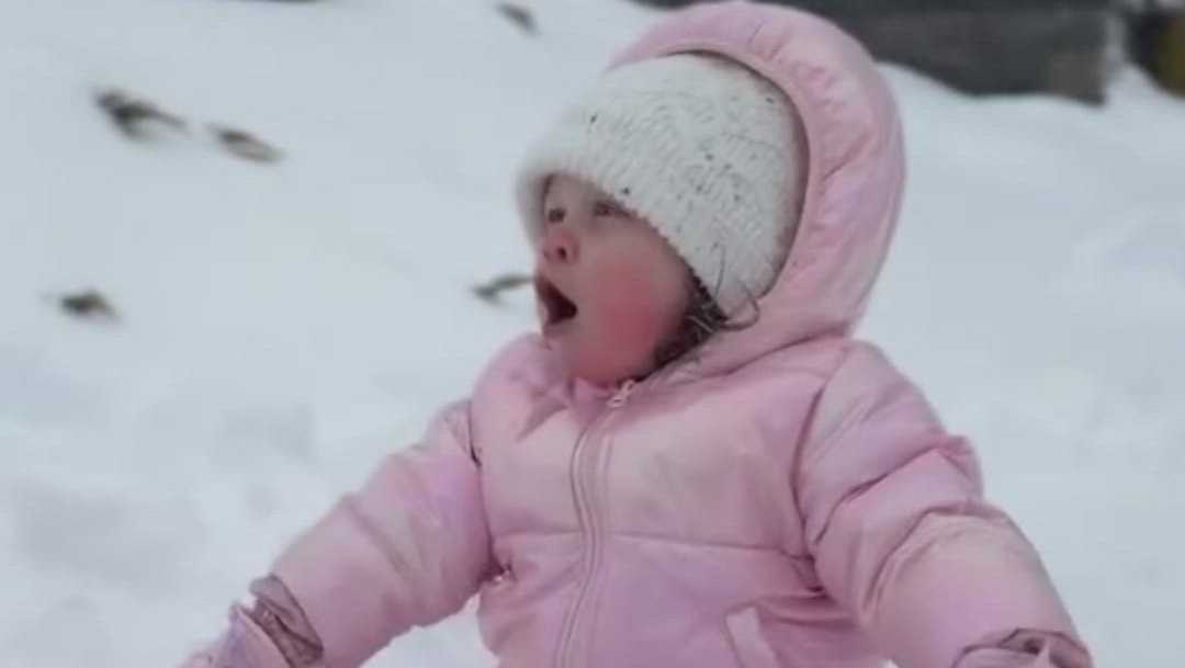 1-year-old from Pennsylvania enjoys first snowstorm