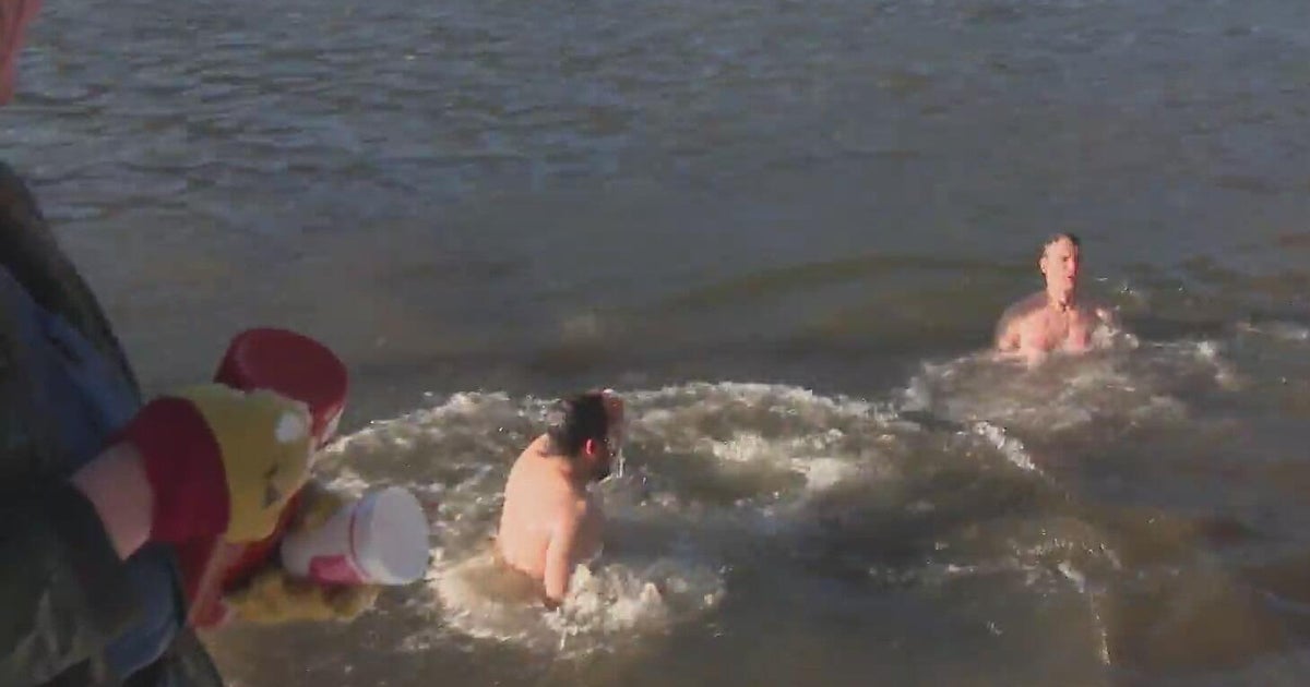 Hundreds of people brave cold Pittsburgh temperatures, ring in 2026 with annual Polar Bear Plunge