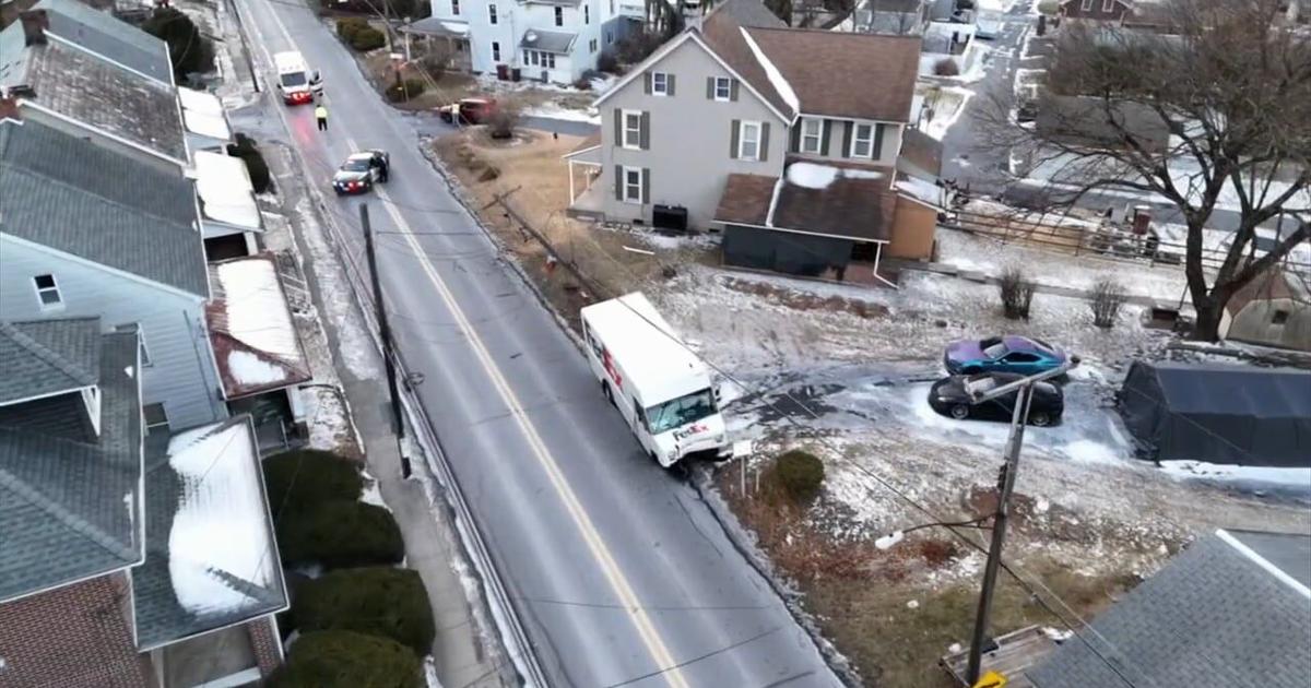 FedEx truck crashes into pole, causing power outage in Whitehall | Allentown Area