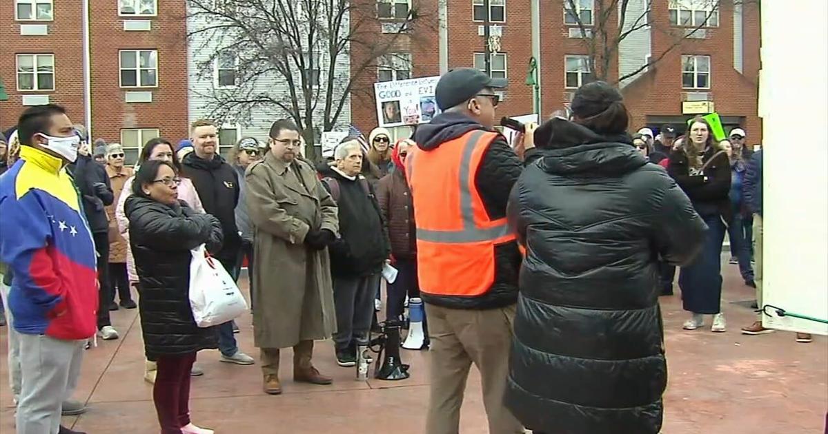 Anti-ICE protesters in Easton and Reading memorialize Renee Good | Easton Area