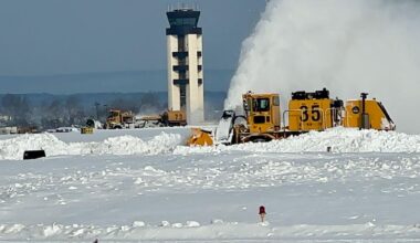 Continúa la limpieza en Aeropuerto Internacional del Valle Lehigh tras tormenta de nieve | Noticias