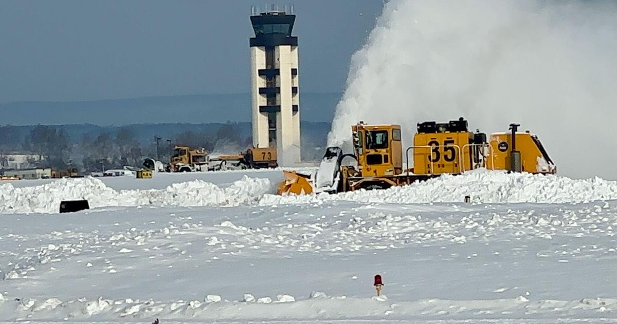 Continúa la limpieza en Aeropuerto Internacional del Valle Lehigh tras tormenta de nieve | Noticias