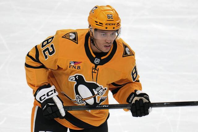 Tommy Novak proves adept at frequently shifting around Penguins’ lineup