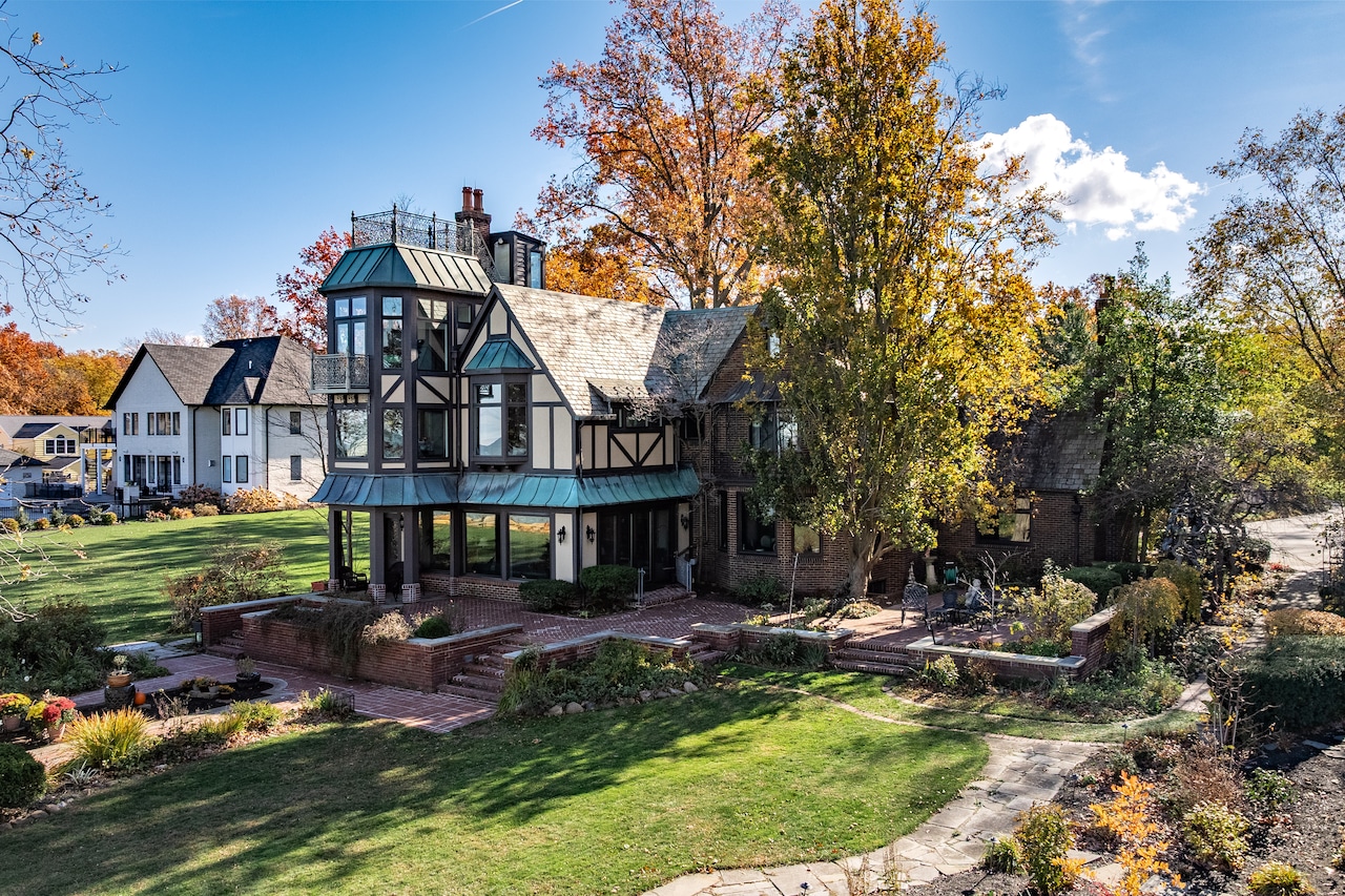 13904 Edgewater Drive, Lakewood: House of the Week