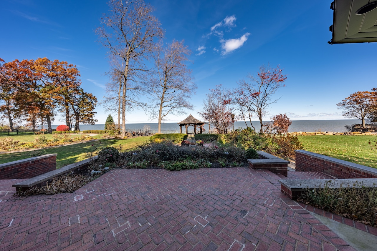 13904 Edgewater Drive, Lakewood: House of the Week