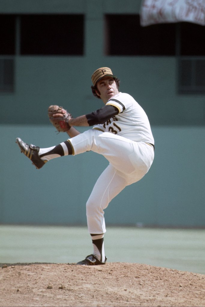 Relief pitcher Dave Giusti #31 of the Pittsburgh Pirates pitches during a Major League Baseball game at Three Rivers Stadium in July 1976 in Pittsburgh, Pennsylvania. 