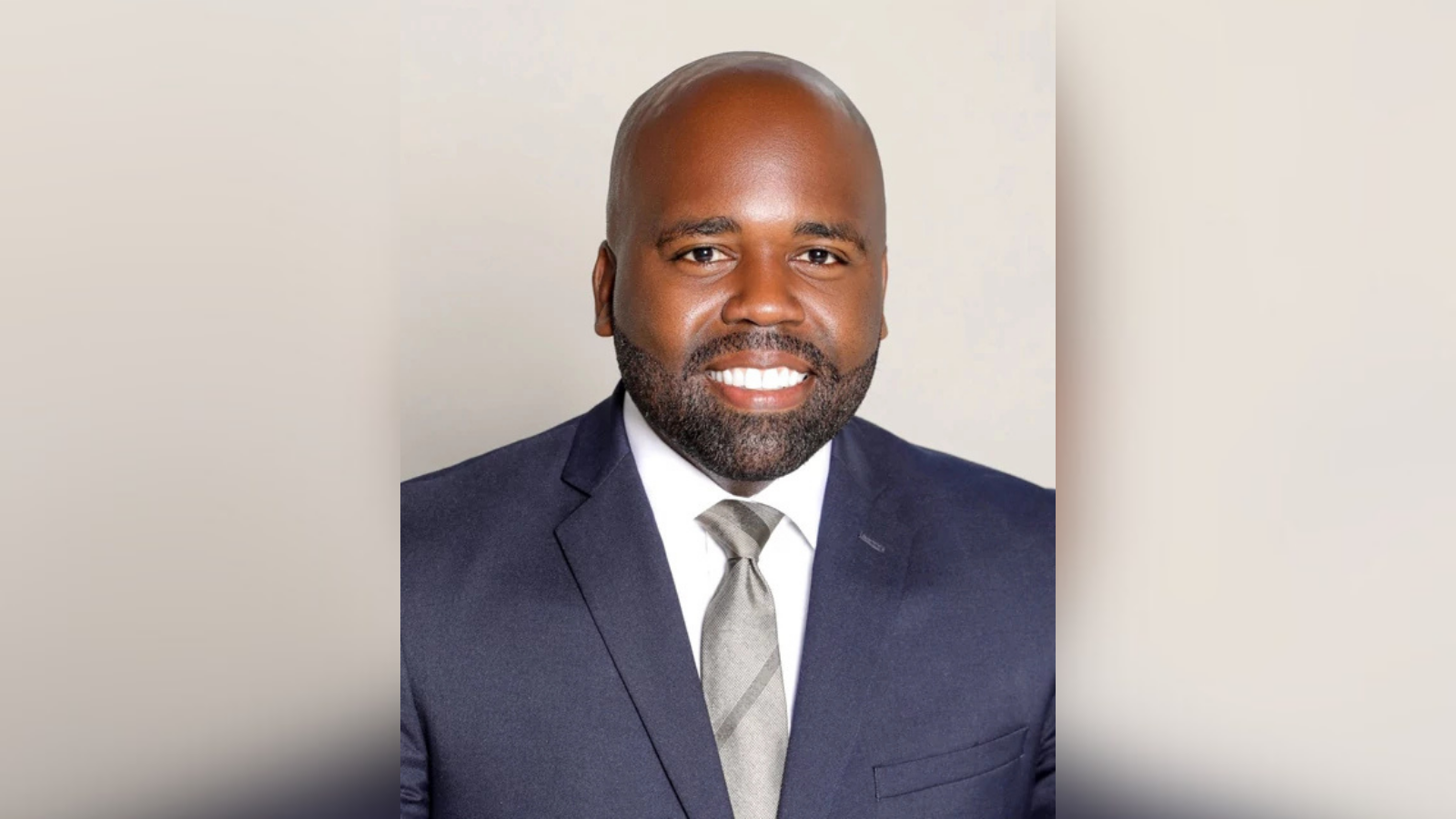 A headshot of Dr. Raynard Washington.