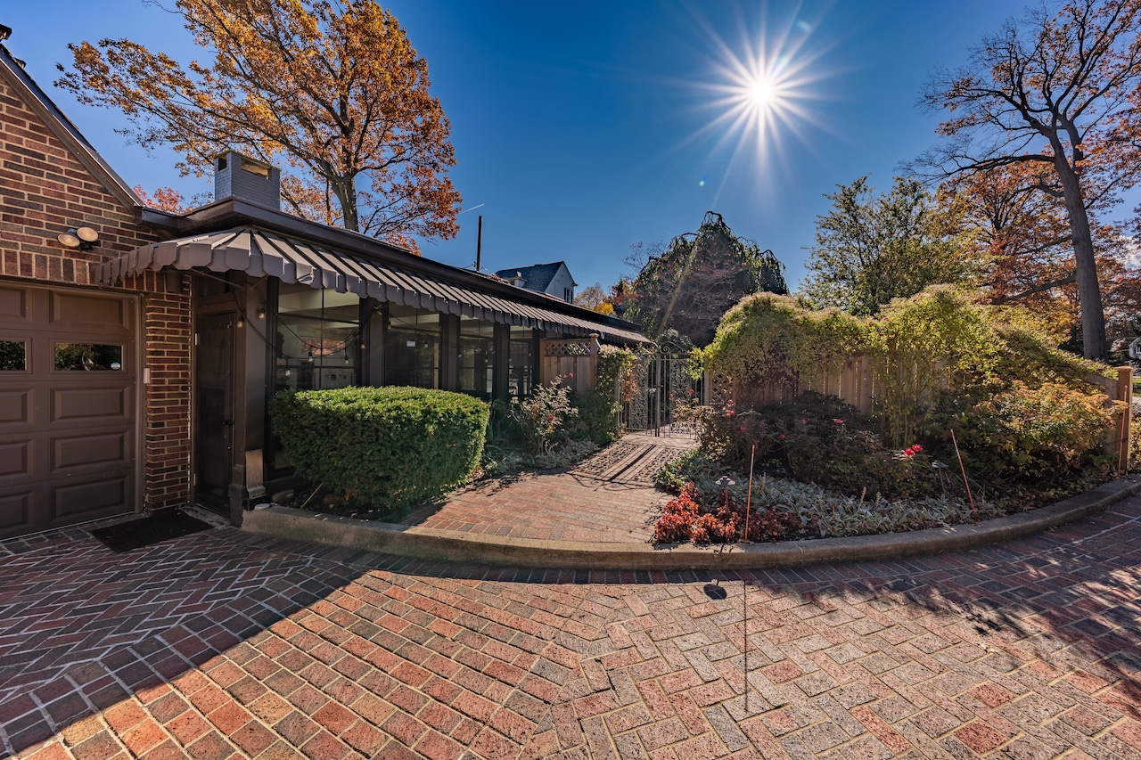 13904 Edgewater Drive, Lakewood: House of the Week