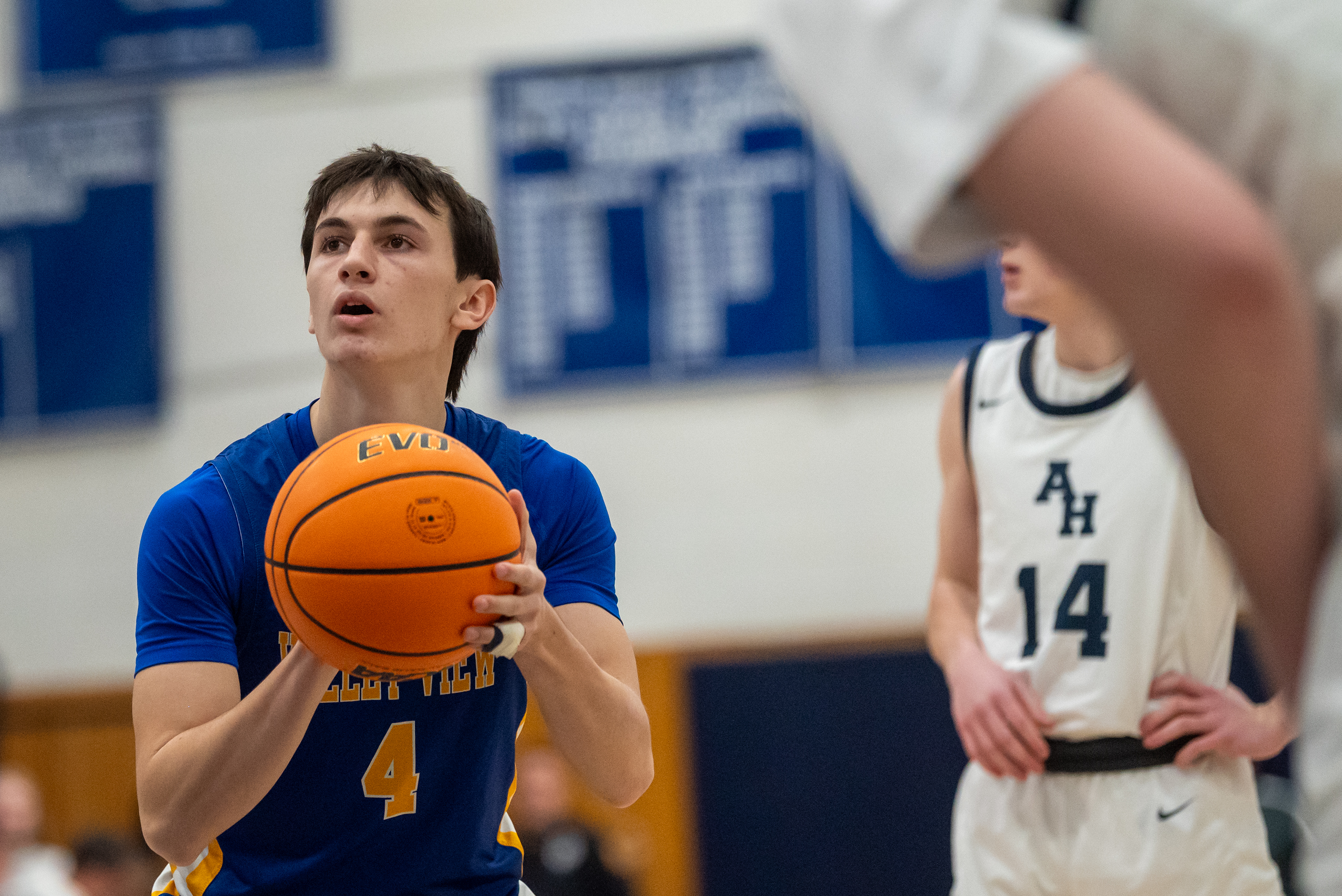 Valley View’s Jaager Roe lines up for a free throw...
