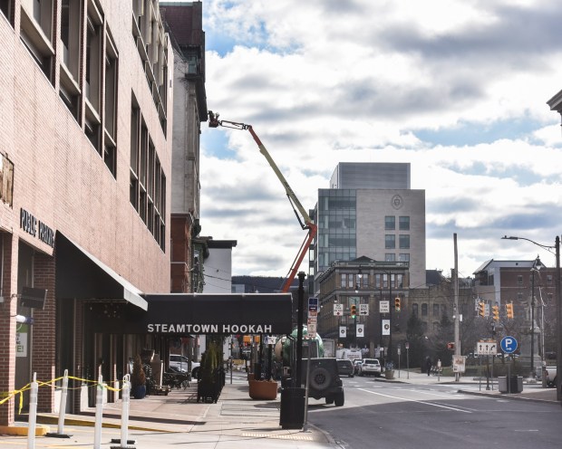 Crew members work on a crane at the Fidelity Bank building in Scranton Friday, January 16, 2026. (SEAN MCKEAG / STAFF PHOTOGRAPHER)