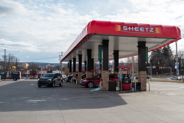 Drivers at the pump at the Sheetz on 500 Mount Pleasant Dr. in Scranton on Friday, Jan. 16, 2026. (REBECCA PARTICKA/STAFF PHOTOGRAPHER)