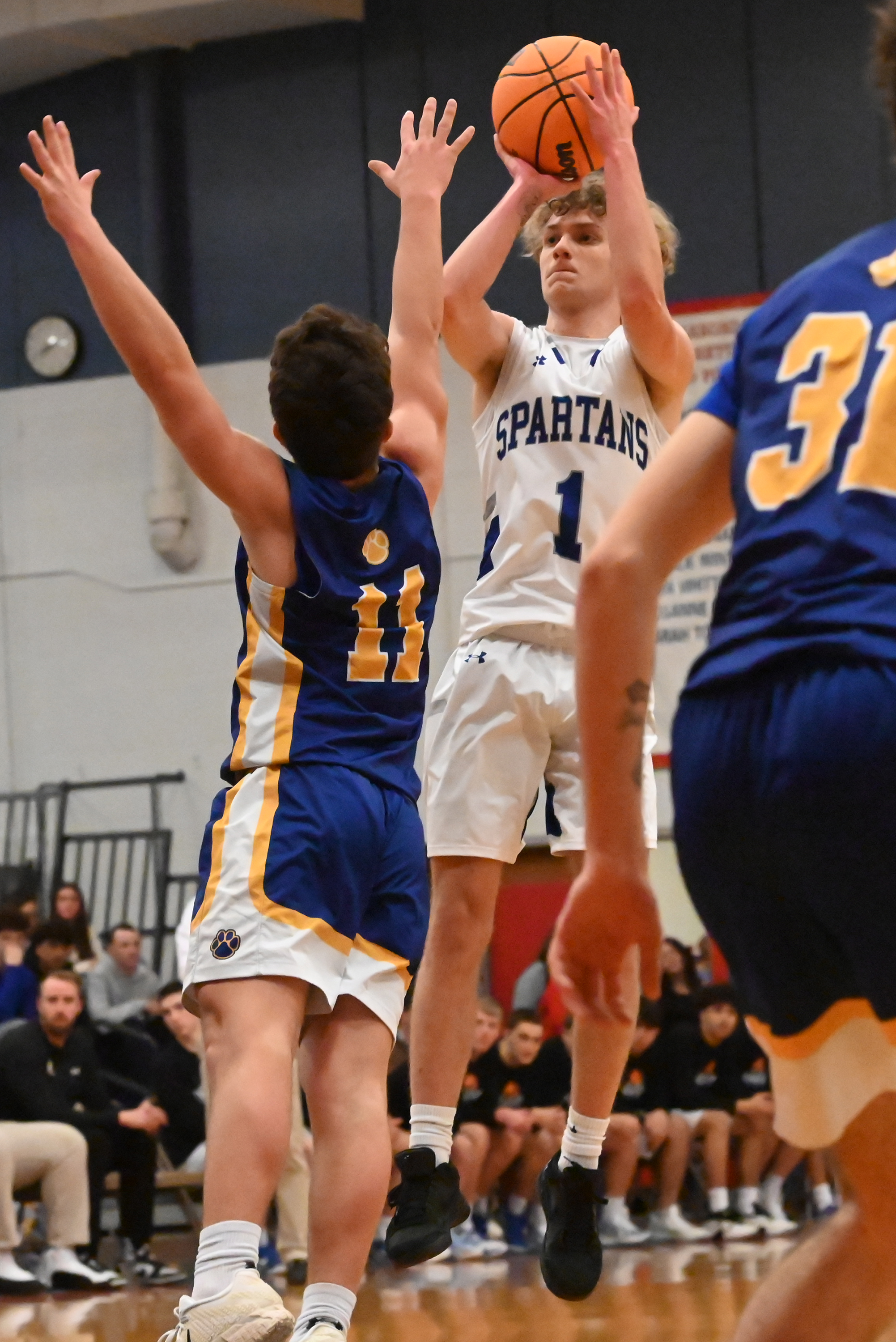 Mid Valley’s Landon Pratt shoots the ball during the Peter...
