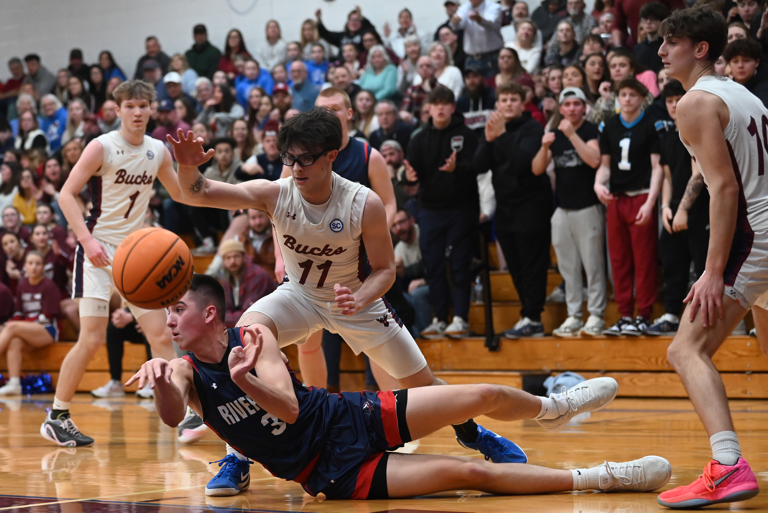 Riverside’s Nico Antoniacci passes the ball from the floor during...