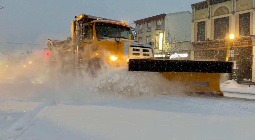As snow arrives, latest on the winter storm