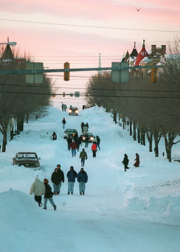 At dusk, people were out and about on Seventh Street between Linden and Turner streets, in Allentown, Jan. 8, 1996. (Dan DeLong/The Morning Call)