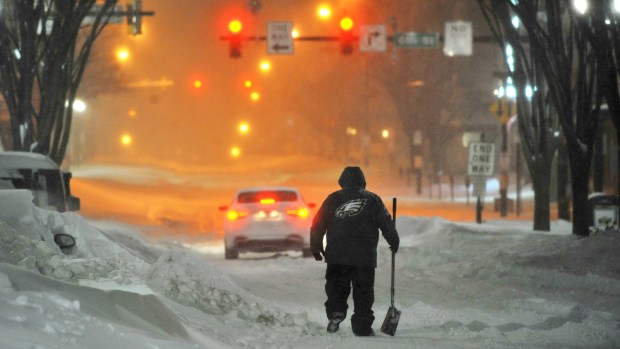 On Hamilton Street in downtown Allentown, night falls and snow drifts steadily get bigger during the Blizzard of 2016 on Saturday, Jan. 23, 2026. (April Bartholomew/The Morning Call)
