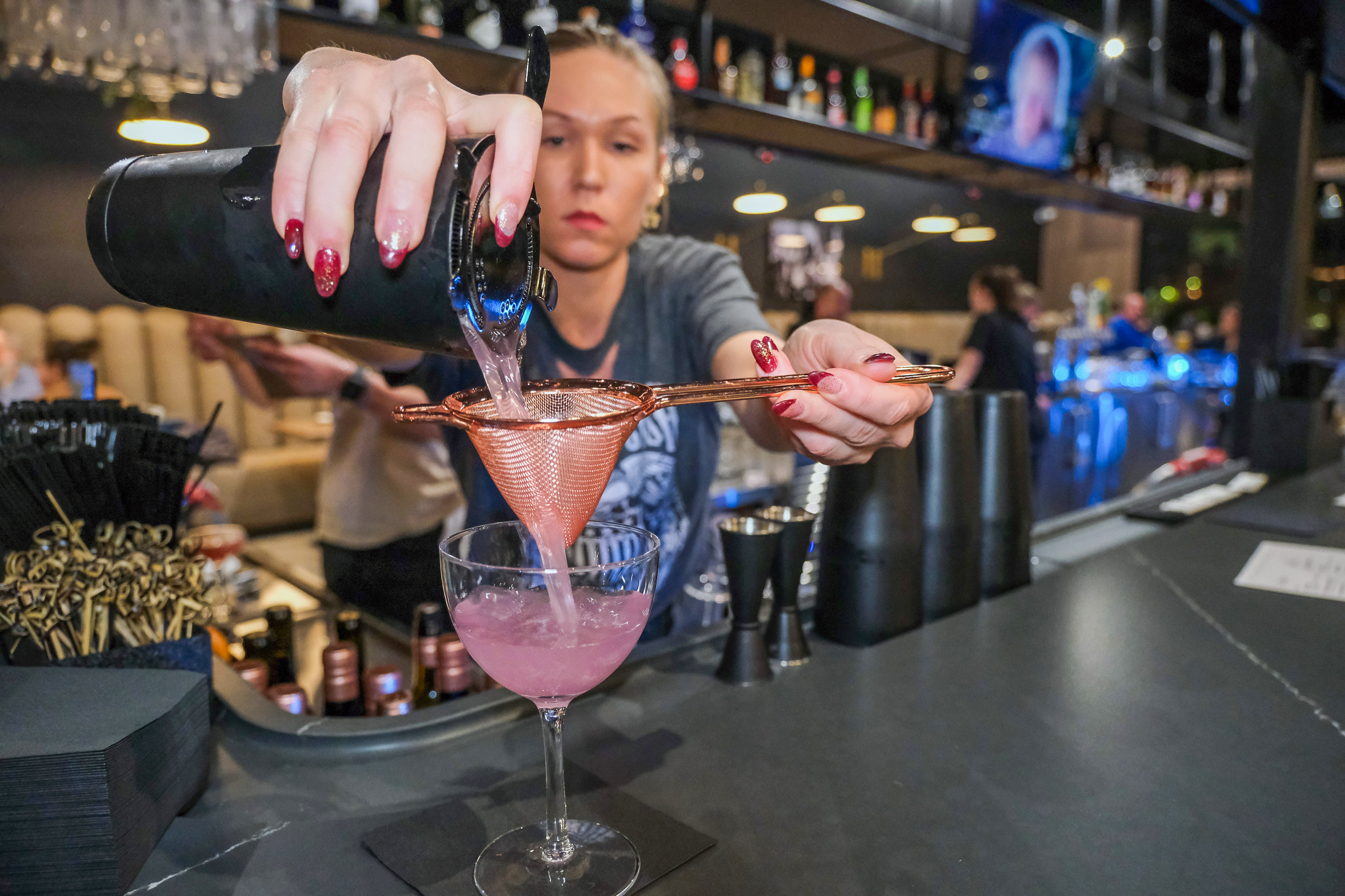 Bartender Alyssa Johnson mixes an Empress Martini on Tuesday, Dec....