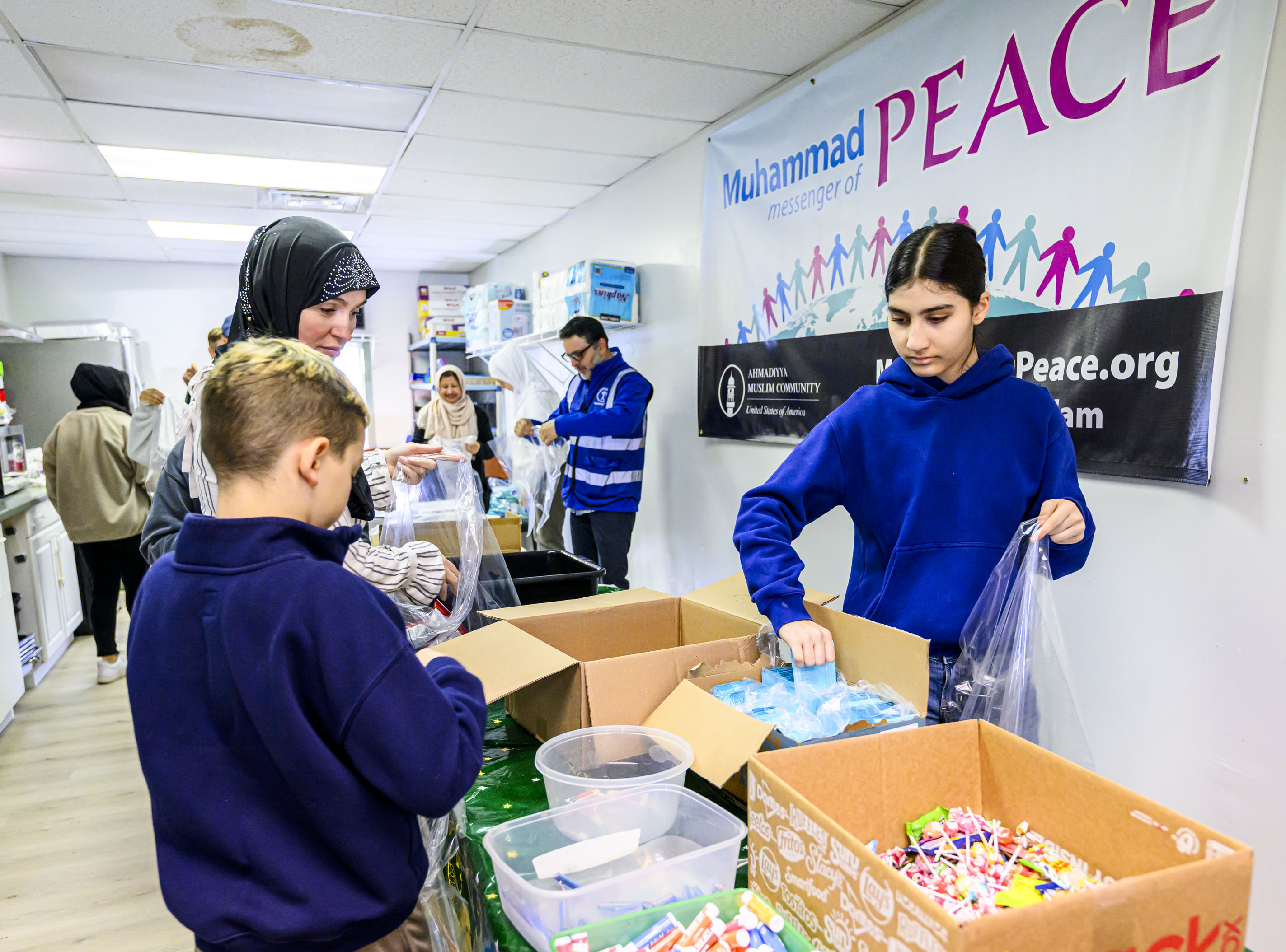 Noor Chaudhry and other members of the Ahmadiyya Muslim Communityâs...