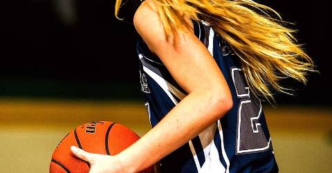 Girls lose, boys win in hoops