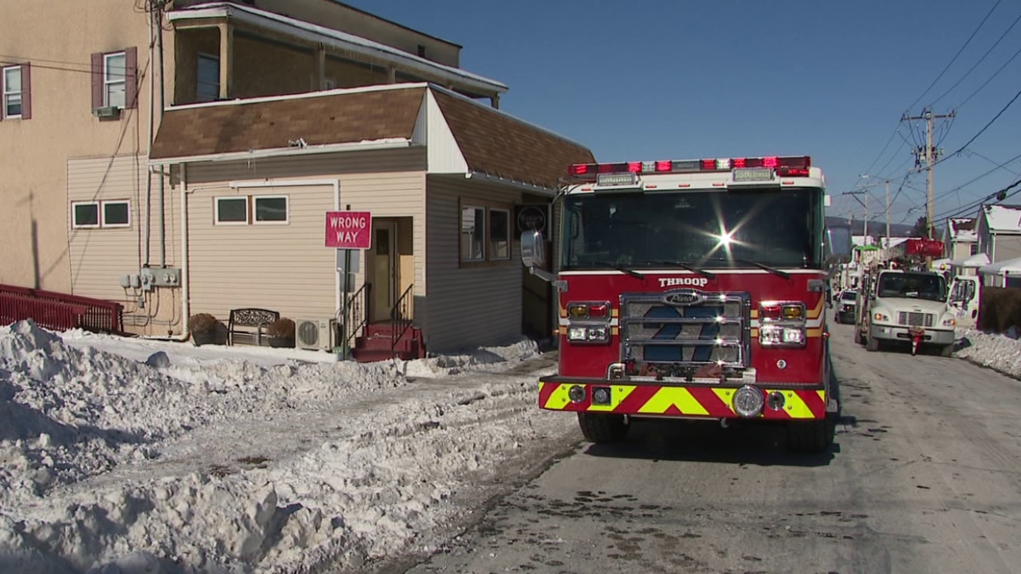 Small fire briefly closes restaurant in Throop