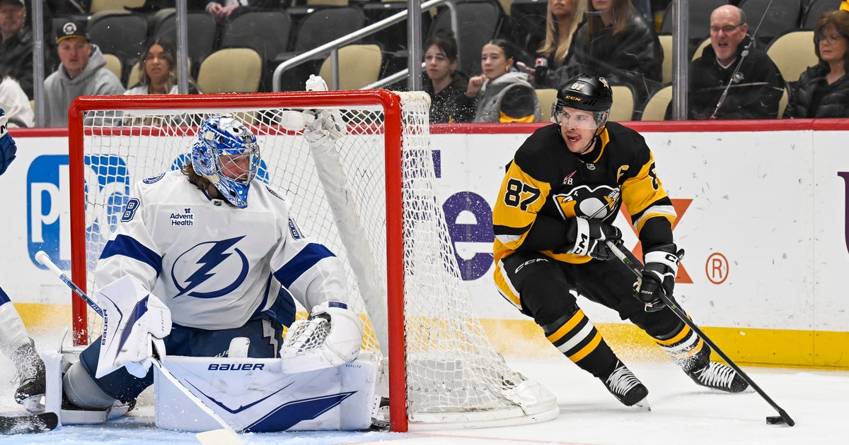 Lightning beat Penguins 2-1 for 11th straight win
