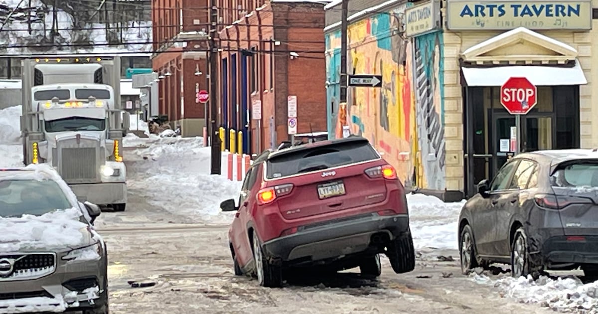Vehicle stuck in sinkhole caused by water main break in Pittsburgh’s Strip District – WPXI