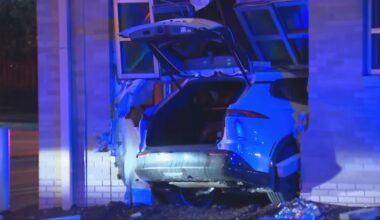 Driver loses control, crashes into former bank in Bloomfield – WPXI