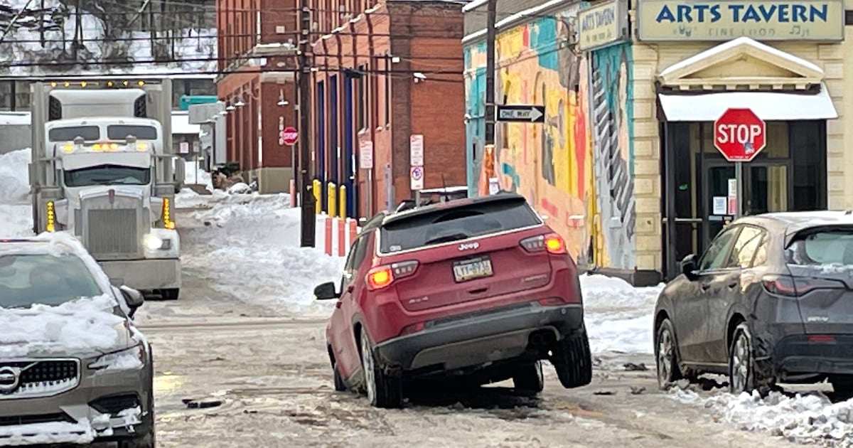 Vehicle gets stuck in sinkhole caused by water main break in Pittsburgh’s Strip District – WPXI