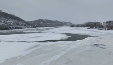 Ice buildup on Pittsburgh rivers threatens barge operations
