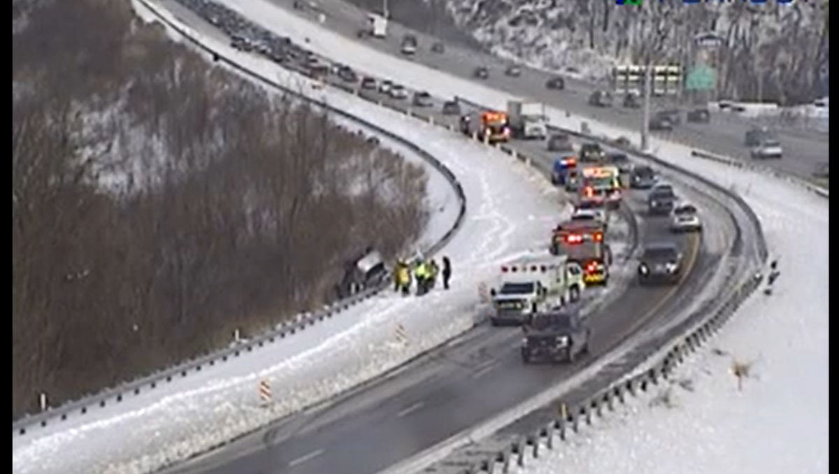 Vehicle crashes into guardrail along I-79 in Collier Township, Allegheny County