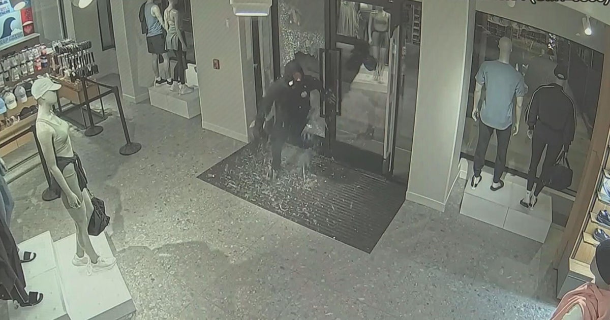 Surveillance video shows 2 suspects smash door, burglarize Lululemon store in Pennsylvania