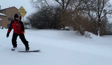 Pittsburgh area snowboarder takes to the street during snowstorm