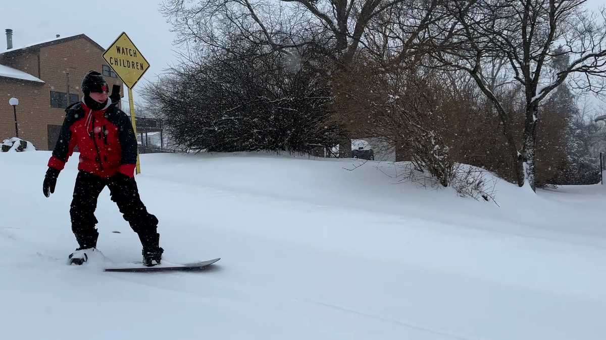 Pittsburgh area snowboarder takes to the street during snowstorm