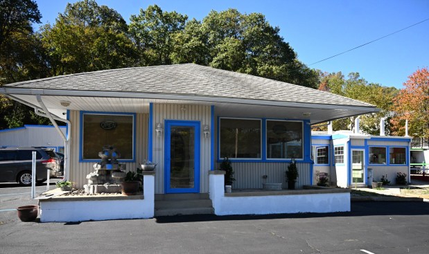 Mariachi Mexican Grill & John's Pizza, is seen Thursday, Oct. 16, 2025, in Washington Township. (Amy Shortell/The Morning Call)