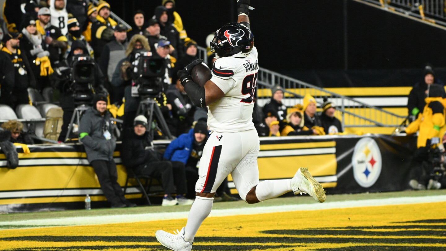 Texans score 2 defensive TDs and beat Rodgers, Steelers 30-6