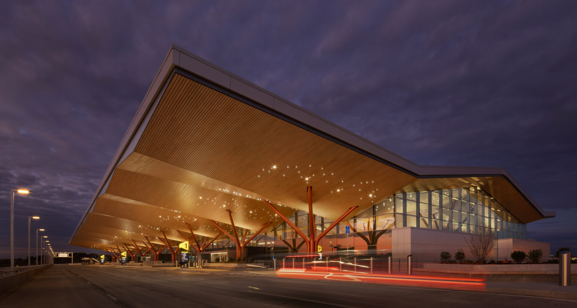 https://www.dezeen.com/2024/01/12/aecom-luis-vidal-boston-logan-airport-terminal-red-roof/