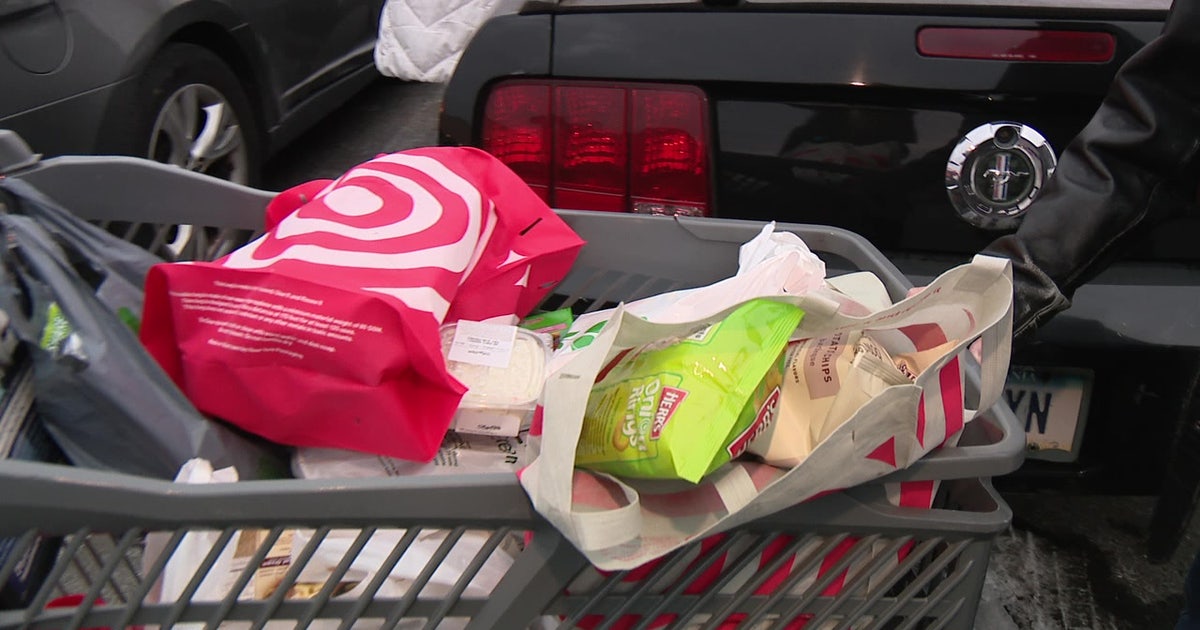 Shoppers pack South Philly grocery stores for bread, milk, and snacks before snow
