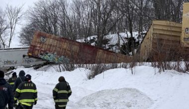 Train cars carrying wine derails in Pennsylvania